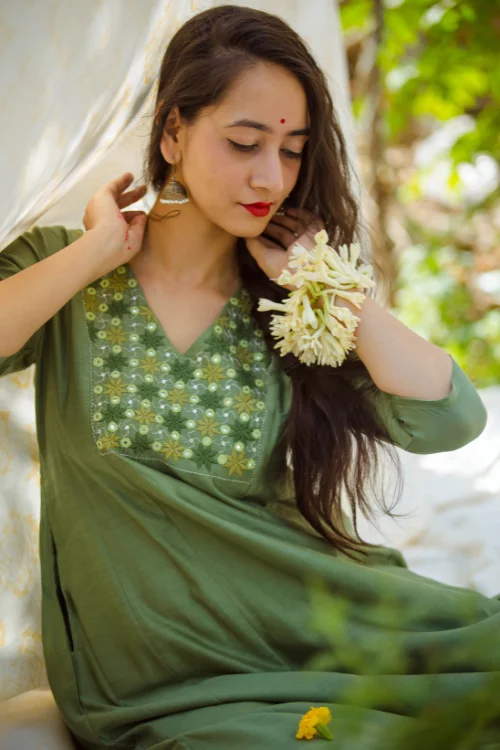 Urmul'Sathya' Sitara'  Kurti.(2Pc Kurta And Pant  ) Slim-Fit Khaki Pants